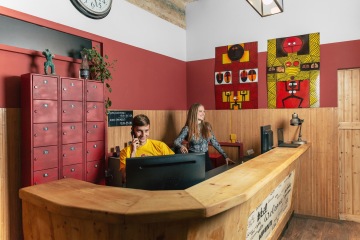 Alt text: Hostel ELF reception in Prague