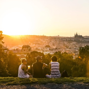 3. Riegrovy Sady – Sunset with a Local Crowd Riegrovy Sady is less about seeing every monument and more about the atmosphere. Its main slope faces towards Prague Castle, making it one of the city’s most popular places to watch the sun go down. On warm days, the grass fills with students, couples, dog walkers and groups sharing drinks. Bring something from a supermarket or one of the nearby shops, find a place on the slope and wait for the castle silhouette to appear against the evening sky. The viewpoint is close to both Žižkov and Vinohrady, so it is easy to continue to a neighbourhood bar afterwards. If you want a quiet, empty viewpoint, go somewhere else. If you want sunset with people around you, this is the one.