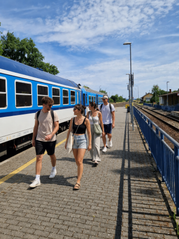 Alt text: Travellers on a group day out from Prague